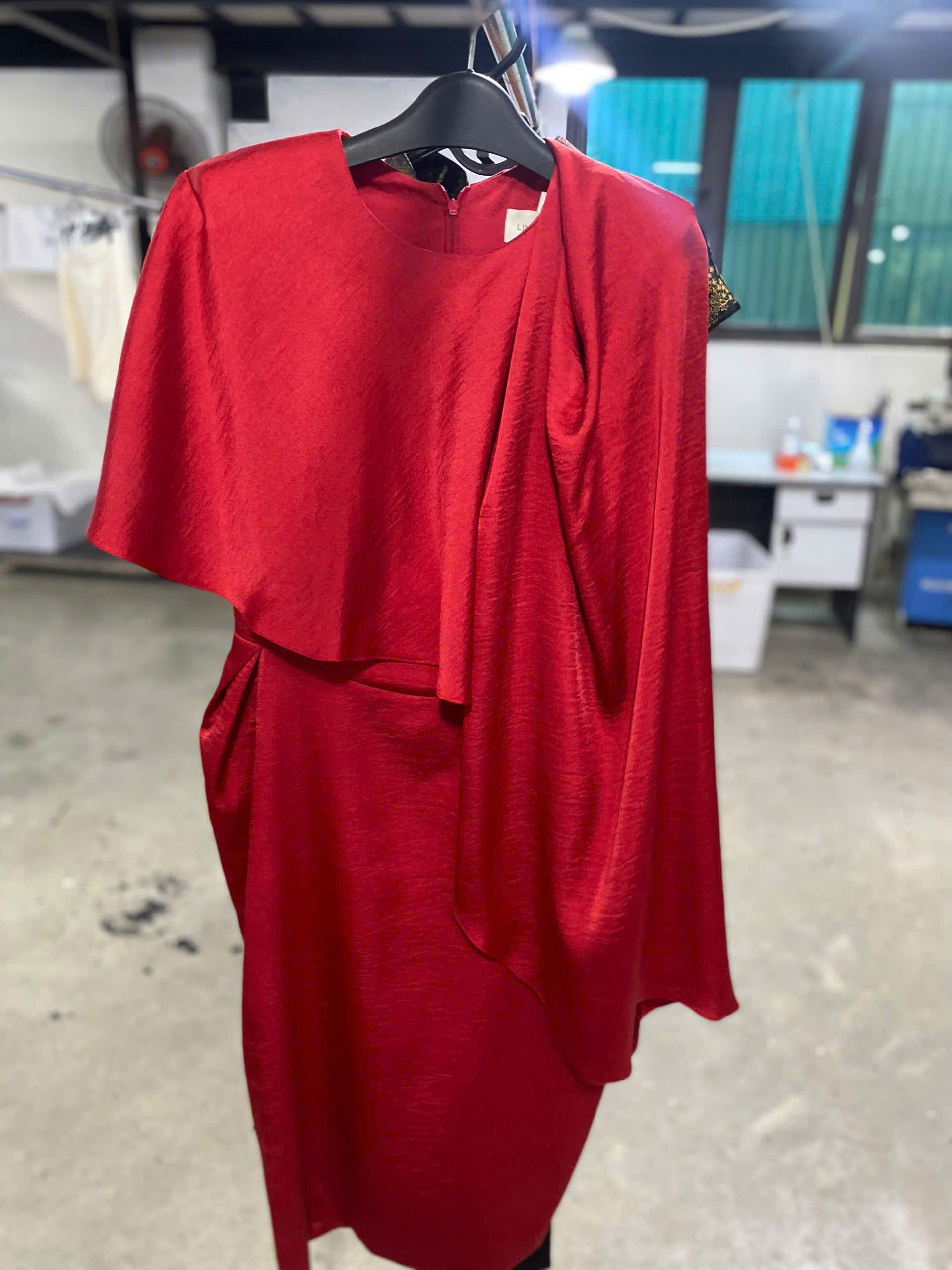Váy cao cấp nên giặt khô để bảo vệ cấu trúc sợi vải, giữ phom dáng chuẩn, tránh co rút, phai màu hay bong tróc các chi tiết đính kết. Phương pháp giặt ướt chỉ dùng khi nhãn mác cho phép hoặc với chất liệu ít nhạy cảm.
